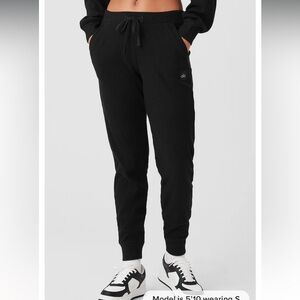 Alo Yoga Muse Sweatpants, black size L, NWT